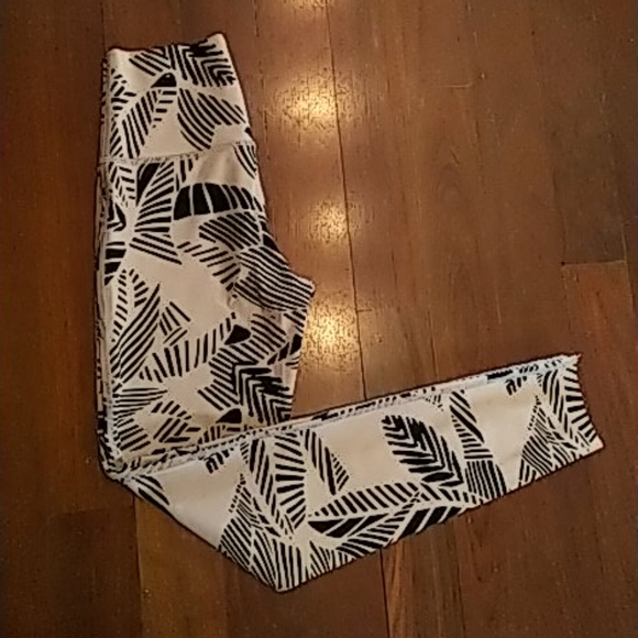 Aerie Move High Waisted Leggings - Picture 2 of 4